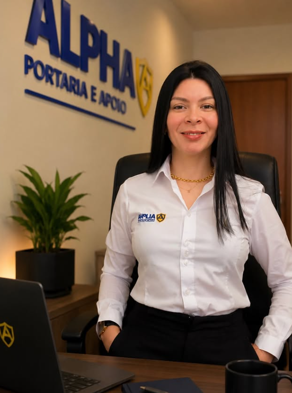 Daniele, responsável pela gestão da Alpha Portaria e Apoio Operacional, no escritório da empresa